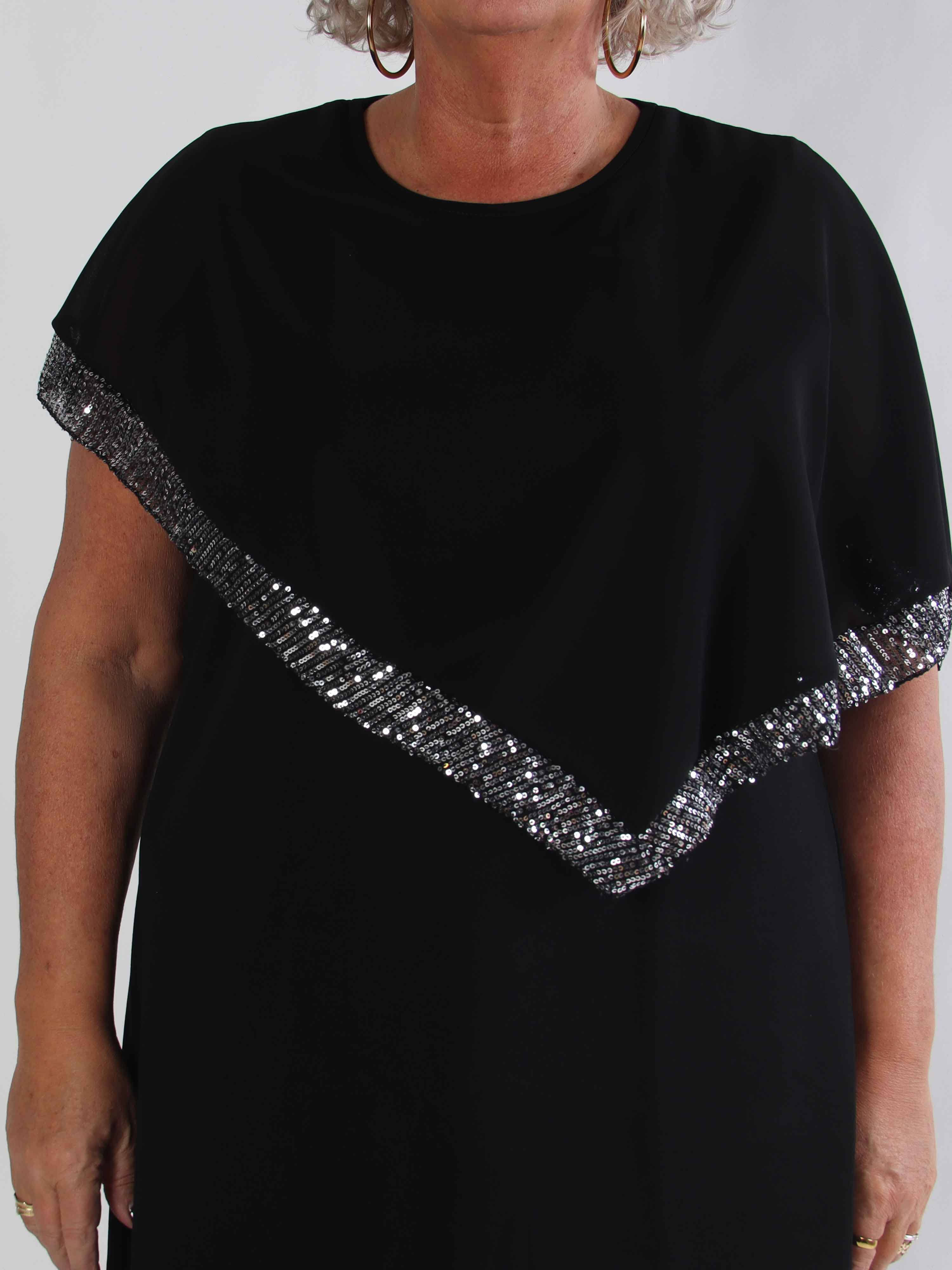 Dorta - Sort plus size kjole med pailletdetaljer